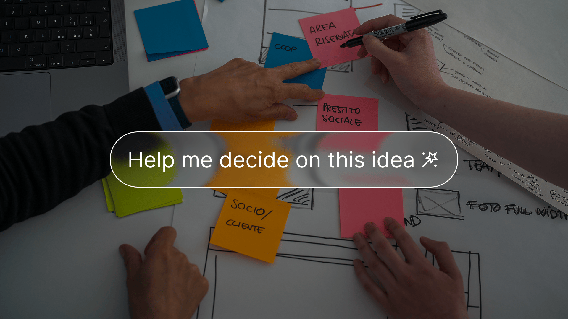 Post-it e schemi durante una sessione di progettazione, con il testo “Help me decide on this idea” che richiama l’AI come supporto alle decisioni.