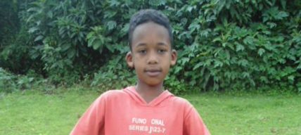 Foto di un bambino con felpa rossa