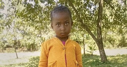 Foto di Meskerem davanti ad alcuni alberi