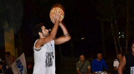 Claudio play basketball