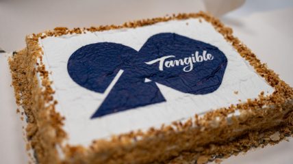 Una torta decorata con il logo celebrativo dei 20 anni di Tangible.