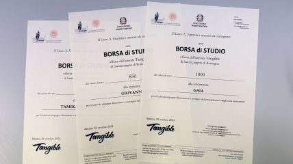 Tre certificati di borse di studio offerti da Tangible, con il nome del beneficiario e l'importo della borsa, firmati dal Liceo A. Einstein di Rimini.