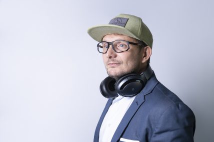 Foto di profilo di Marco Tagliavacche che indossa cuffie e cappellino con la visiera