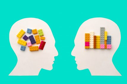 Due profili umani fronte a fronte, con blocchi LEGO colorati sparsi in uno e ordinati in colonne nell’altro, su sfondo azzurro.