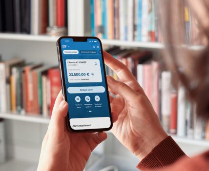 Persona utilizza l’app Coop sullo smartphone per consultare il saldo del Prestito Sociale.