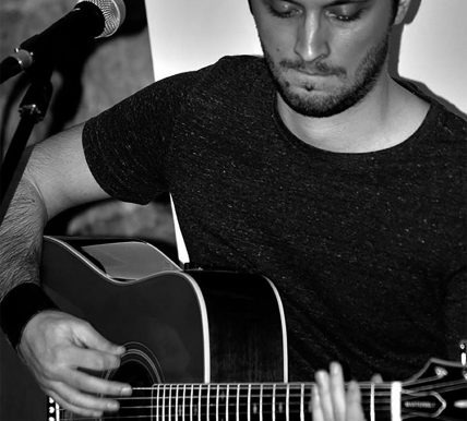 Foto in bianco e nero di Antonio che suona la chitarra