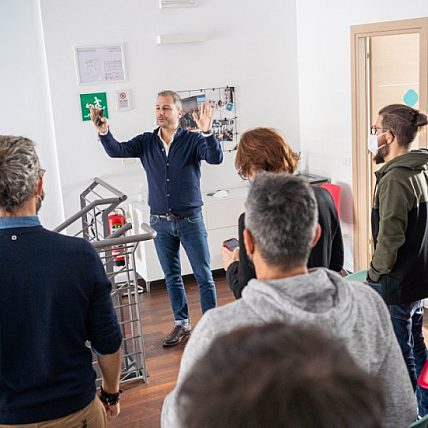 Luca parla ad una presentazione