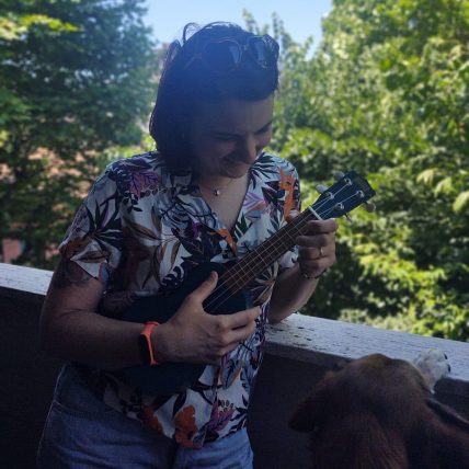 Valentina mentre suona l'ukulele