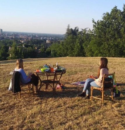 Giada e un'amica che guardano il panorama dai colli bolognesi