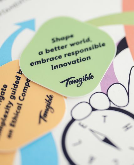 Dettaglio di sticker Tangible con messaggi su innovazione responsabile.