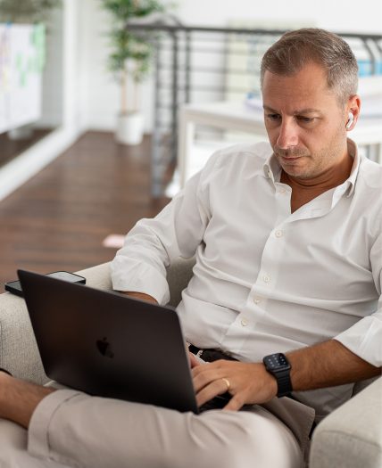 Designer lavora alla con laptop.