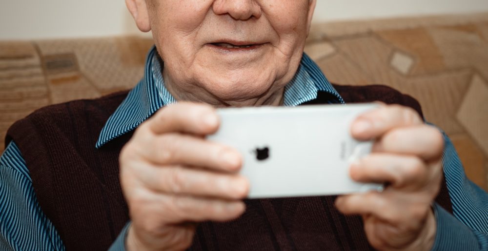 Una persona senior utilizza uno smartphone