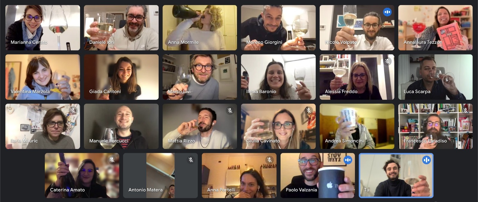 Team Tangible in videocall che brinda