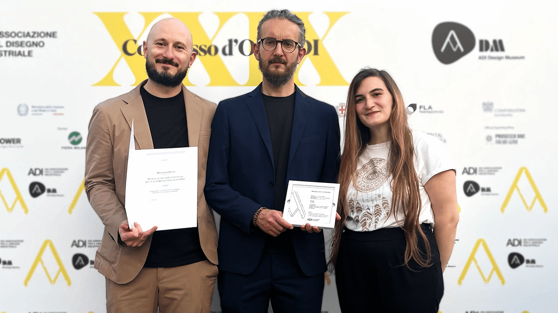 re membri del team Tangible all'ADI Design Museum di Milano durante la cerimonia del XXIX Premio Compasso d'Oro.