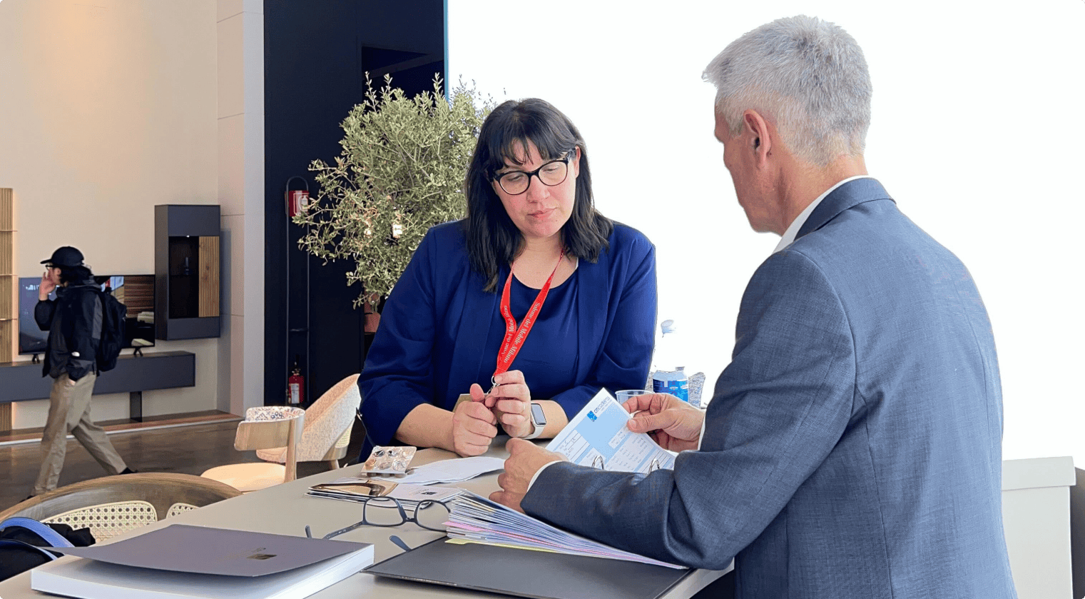Momento di intervista e confronto con un espositore durante la ricerca sul campo al Salone del Mobile
