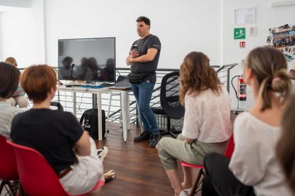 Roberto Burceni, expert and collaborator at Tangible, leading a session at Tangible Academy 2024 on the use of screen readers.