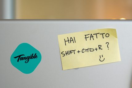 Un laptop con adesivo Tangible ed un post-it con scritto "Hai fatto Shift+cmd+R?"