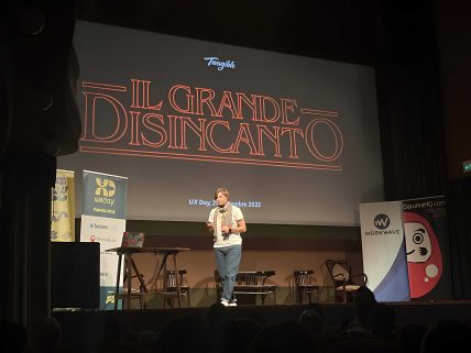Ilaria Mauric sul palco di uxday durante il suo keynote, intitolato "Il Grande Dissincanto".